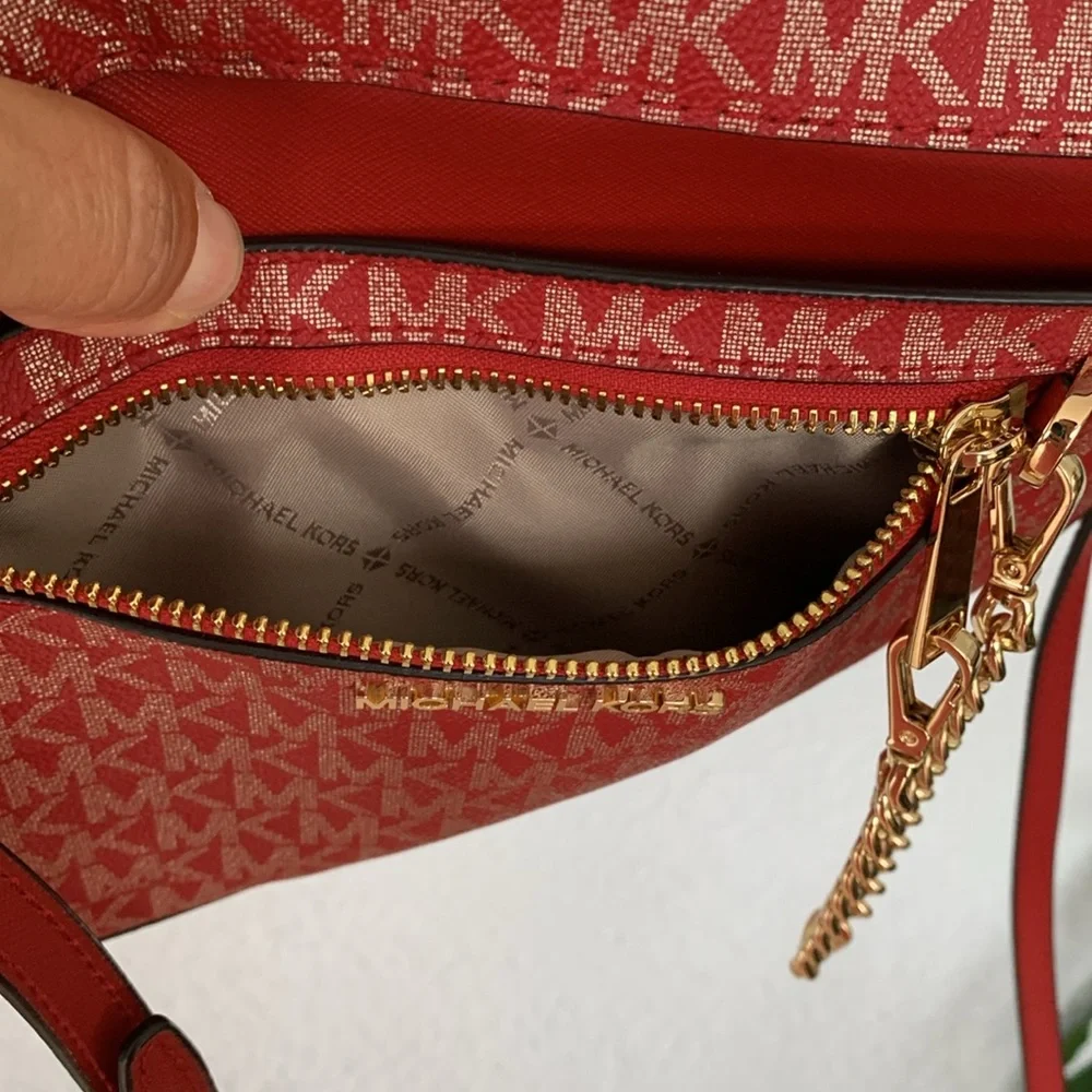 Michael Kors crossbody purse with removable chain lots of pockets